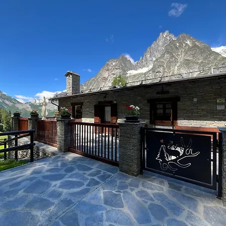 Chez Louis - Alpine Charm With Mont Blanc View & Access Dağ evi Courmayeur