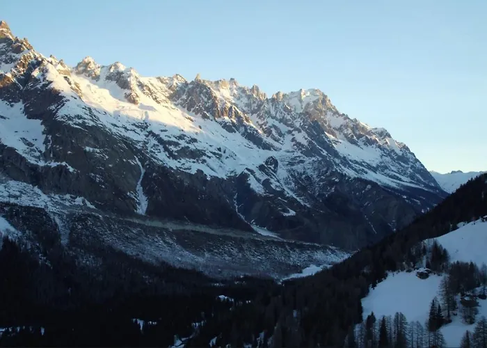 Chez Louis - Alpine Charm With Mont Blanc View & Access Chalet